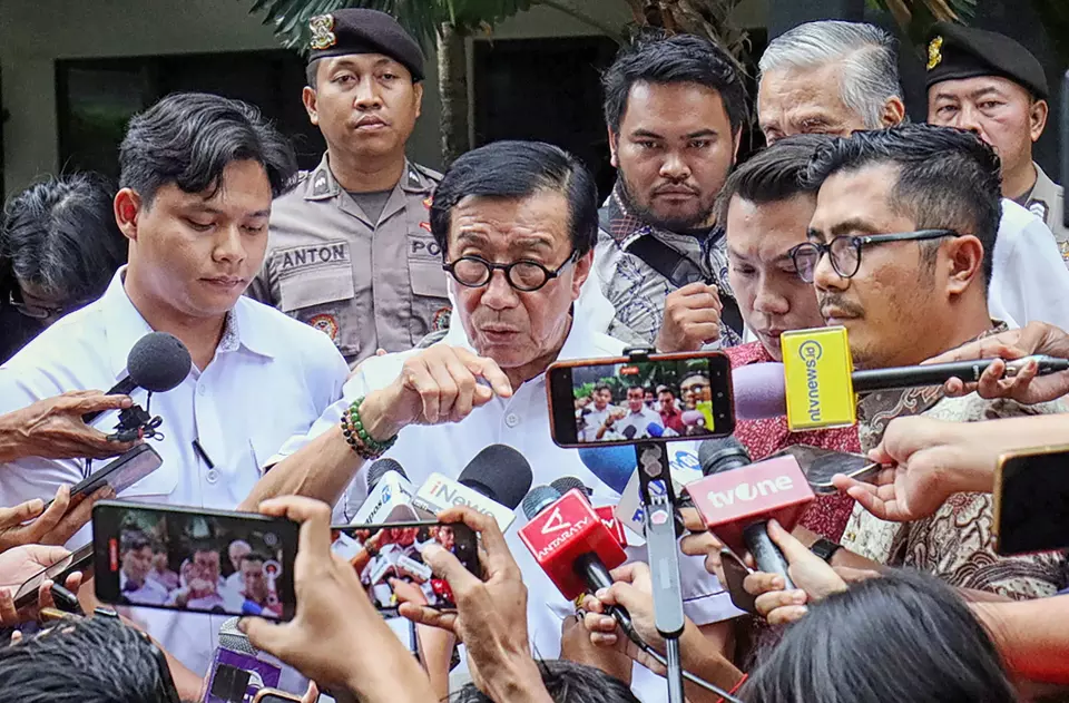 Menteri Hukum dan HAM periode 2019-2024 Yasonna Laoly (tengah) memberikan keterangan kepada media usai menjalani pemeriksaan di Gedung Merah Putih KPK, Jakarta, Rabu (18/12/2024).  Berita Satu Photo/Joanito De Saojoao.


