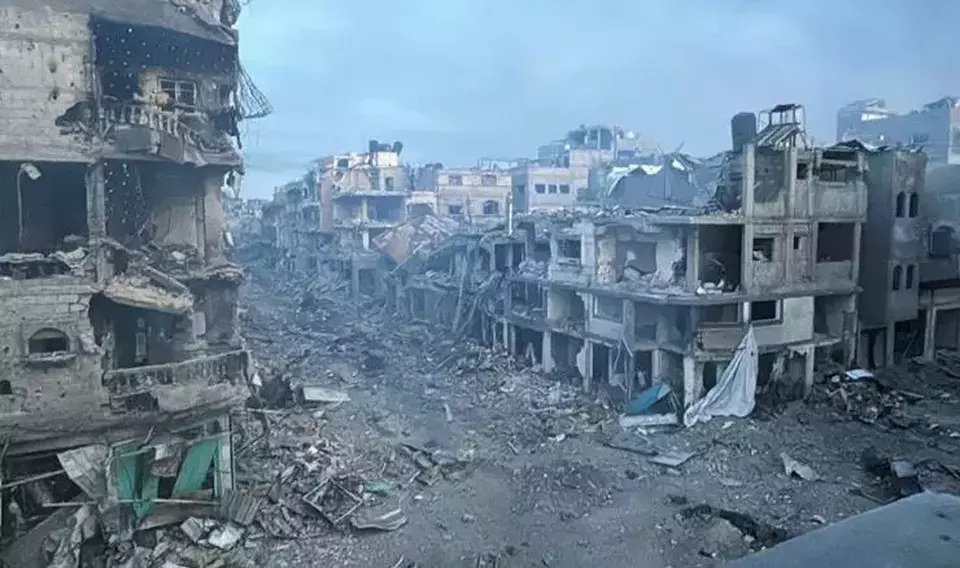 Rumah-rumah warga Palestina rusak parah selama operasi militer Israel yang sedang berlangsung di tengah konflik Israel-Hamas di Beit Lahiya, Palestina pada Rabu (18/12/2024). (Foto: Reuters)