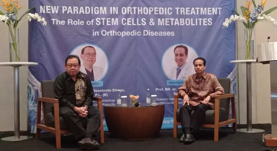 Pakar ortopedi RS Siloam Mampang Prof Dr dr Ismail Hadisoebroto Dilogo, SpOT, SubspPL (K) (kiri) dan Prof Dr dr Andri Maruli Tua Lubis, SpOT (K) (kanan) dalam seminar bertema New Paradigm in Orthopedic Treatment: The Role of Stem Cells and Metabolites in Orthopedic Diseases yang digelar RS Siloam Mampang di Jakarta, Jumat (20/12/2024).