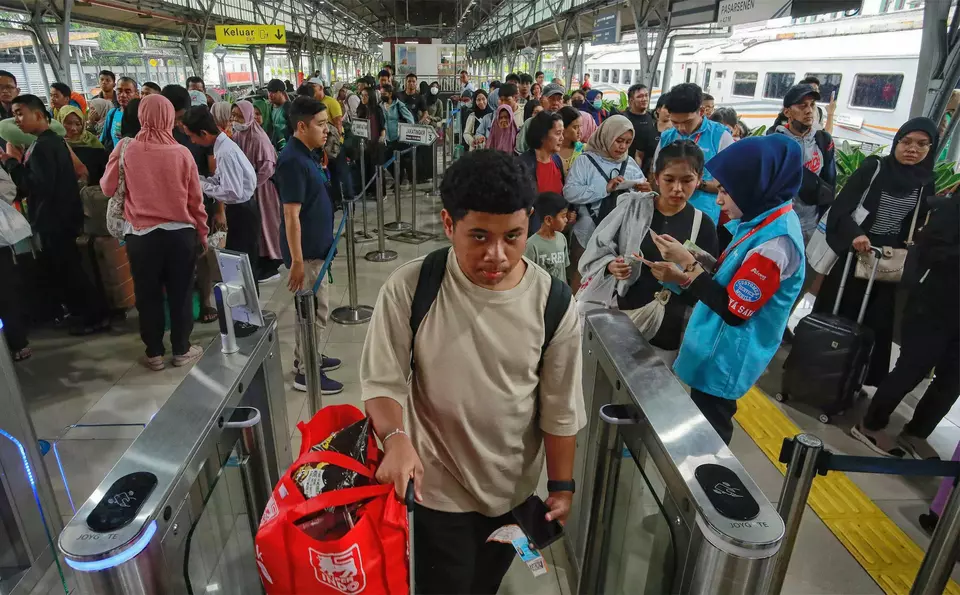 Suasana penumpang di Stasiun Pasar Senen, Jakarta Pusat. (B-Universe Photo/Joanito De Saojoao)