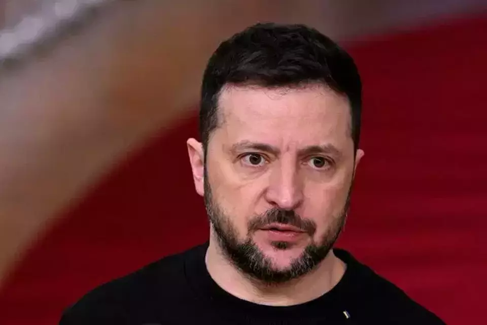 Presiden Ukraina Volodymyr Zelensky berbicara kepada pers sebelum pertemuan Dewan Eropa di markas besar UE di Brussel, Belgia pada 19 Desember 2024. (Foto: AFP)