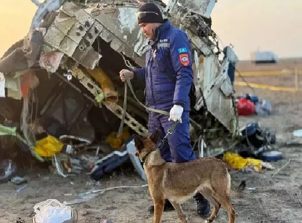 Tim penyelamat bekerja di reruntuhan pesawat Azerbaijan Airlines di dekat Aktau, Kazakhstan, pada Kamis (26/12/2024). (Foto: Layanan Pers Kementerian Darurat Kazakhstan/ AP)