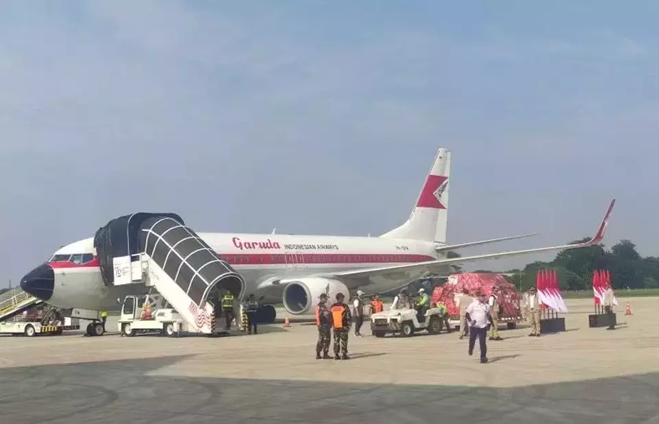 Petugas menyiapkan bantuan logistik dari Pemerintah Indonesia untuk penanganan dampak bencana gempa bumi yang melanda Vanuatu di Base Ops SUMA 1 Pangkalan Udara Halim Perdanakusuma, Jakarta, Jumat (27/12/2024). (Foto: ANTARA/ M Riezko Bima Elko Prasetyo)
