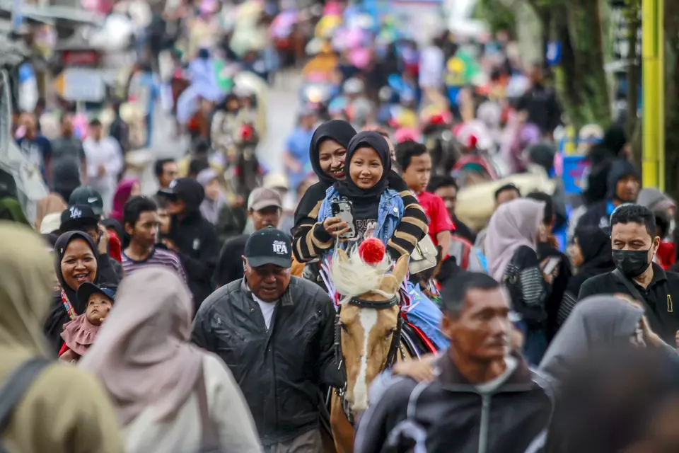 Sejumlah wisatawan menaiki kuda saat menikmati kawasan wisata Telaga Sarangan di Magetan, Jawa Timur, Minggu (29/12/2024). (ANTARA FOTO/Muhammad Mada)