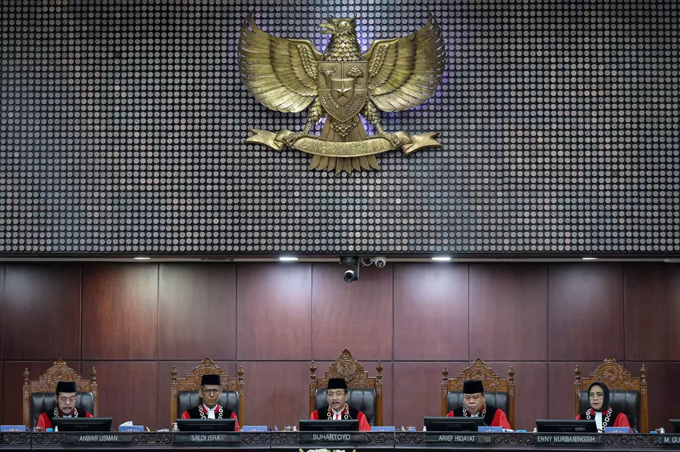 Ketua Mahkamah Konstitusi Suhartoyo (tengah) didampingi para hakim konstitusi Saldi Isra (kedua kiri), Anwar Usman (kiri), Arief Hidayat (kedua kanan) dan Enny Nurbaningsih (kanan) memimpin sidang pleno khusus Penyampaian Laporan Tahunan 2024 dan Pembukaan Masa Sidang 2025 Mahkamah Konstitusi di ruang sidang Gedung MK, Jakarta, Kamis (2/1/2025). (ANTARA FOTO/Fauzan)