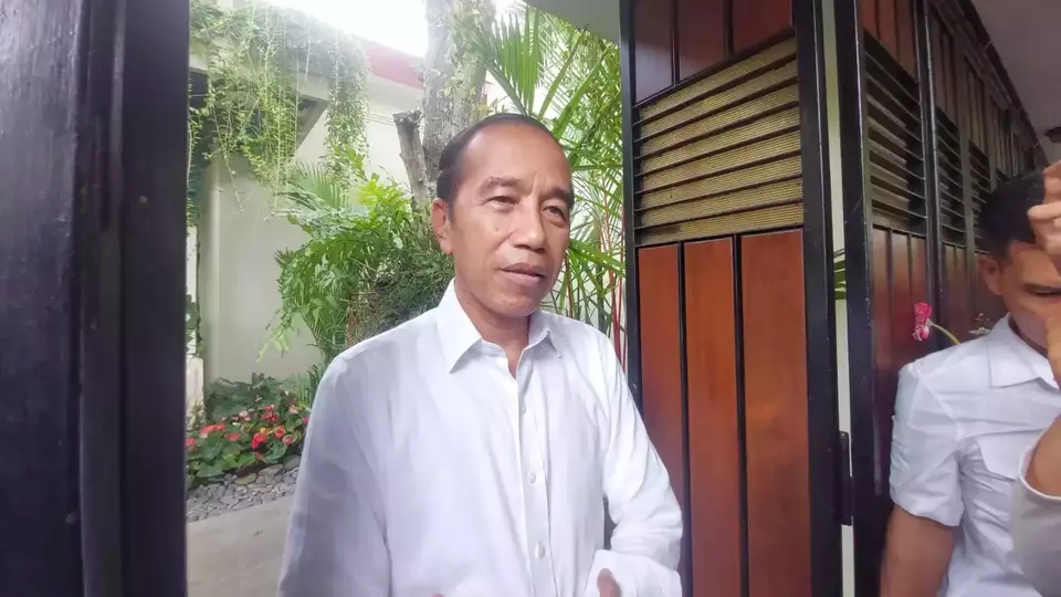 Presiden ke-7 RI, Joko Widodo (Jokowi) menanggapi penghapusan ambang batas pencalonan presiden di kediamannya di Kota Solo, Jawa Tengah, Jumat, 3 Desember 2024. (Beritasatu.com/Wijayanti Putri)