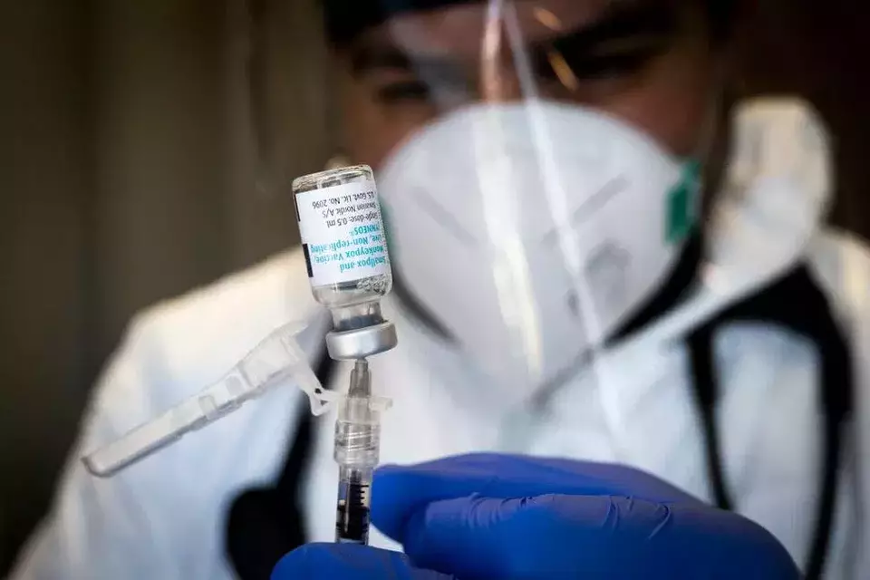 Seorang petugas medis menyiapkan dosis vaksin Mpox (sebelumnya dikenal sebagai cacar monyet) di Tustin, California, Amerika Serikat pada 16 Agustus 2022. (Foto: Paul Bersebach/ MdiaNews Group/ Orange County Register|/ etty Images)