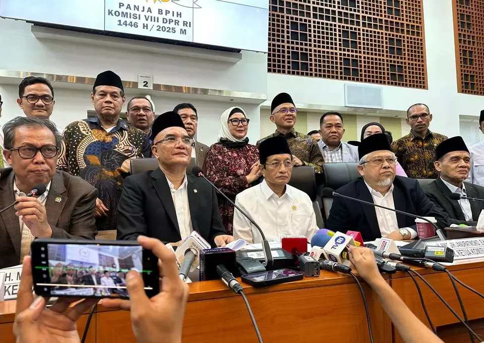 Menteri Agama Nasaruddin Umar dan Ketua Komisi VIII DPR Marwan Dasopang di gedung DPR, kompleks parlemen, Senayan, Jakarta, Senin (6/1/2025). (B-Universe Photo/Yustinus Patris Paat)