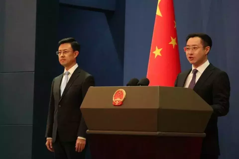 Juru Bicara ke-35 Kementerian Luar Negeri China Guo Jiakun (kiri) diperkenalkan oleh Juru Bicara ke-34 Kementerian Luar Negeri China Lin Jian (kanan) dalam konferensi pers di Beijing, China pada Senin (06/01/2025). (Foto: ANTARA/ Desca Lidya Natalia)