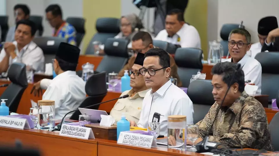 Kepala Badan Pelaksana BPKH Fadlul Imansyah (dua dari kanan) saat mengikuti Rapat Panitia Kerja (Panja) Komisi VIII DPR RI, di Gedung DPR, Jakarta, Senin (6/12/2025).