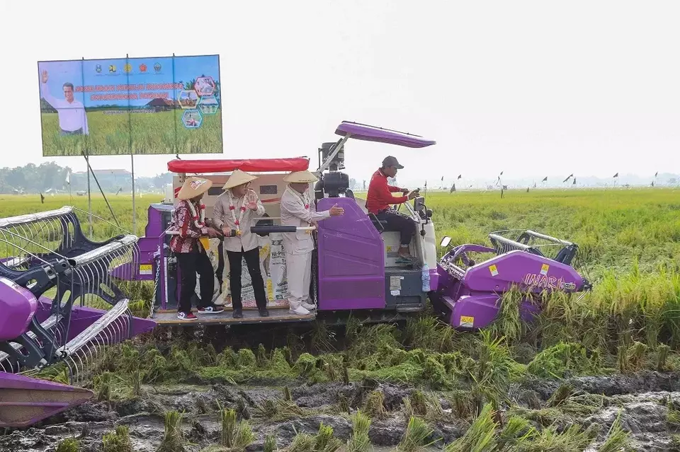 kunjungan ke Kelurahan Tunjung, Kecamatan Burneh, Kabupaten Bangkalan, Jawa Timur kembali menunjukkan capaian besar dalam sektor pertanian setelah menerima berbagai bantuan alat dan mesin pertanian (alsintan). (Foto: Kementan)