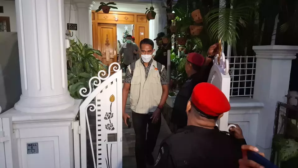 Tim penyidik Komisi Pemberantasan Korupsi (KPK) keluar dari kediaman Sekjen PDI Perjuangan, Hasto Kristiyanto setelah melakukan penggeledahan, di Villa Taman Kartini, Kelurahan Margahayu, Kecamayan Bekasi Timur, Selasa (7/1/2025).