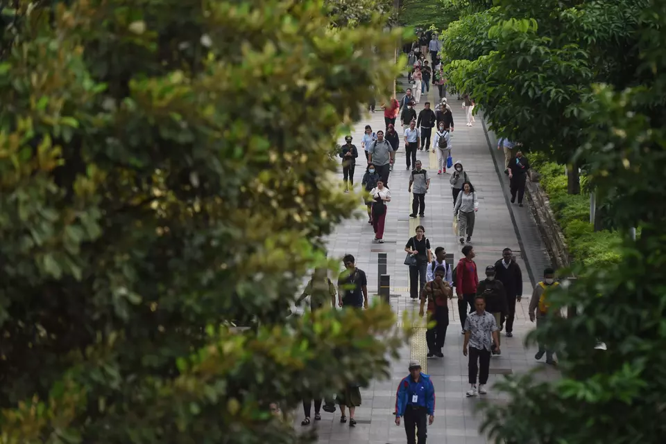 Pekerja melintasi pedestrian saat jam pulang kerja di kawasan Jalan Jenderal Sudirman, Jakarta, baru-baru ini. (ANTARA FOTO/Indrianto Eko Suwarso)