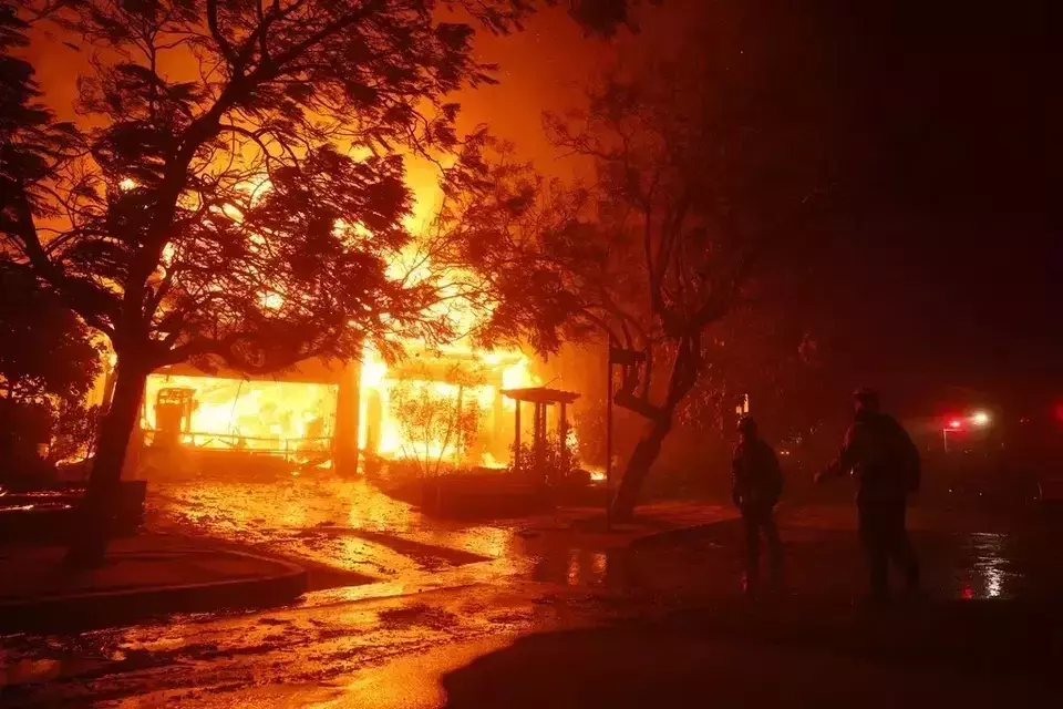 Kebakaran hutan di Los Angeles memaksa ribuan penduduk, termasuk selebritas Hollywood, mengungsi dari kediaman mereka. (Foto: AP/ Etienne Laurent)