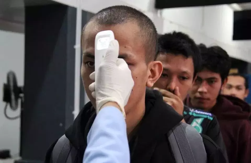 Seorang penumpang kapal dari Malaysia menjalani pemeriksaan suhu tubuh di Terminal Ketibaan Pelabuhan Dumai, Riau, Senin (6/1/2025). Anggota DPR Irma Suryani meminta masyarakat Indonesia untuk kembali menerapkan protokol kesehatan guna mencegah penyebaran penyakit HMPV. (Foto: ANTARA FOTO/Aswaddy Hamid/foc)