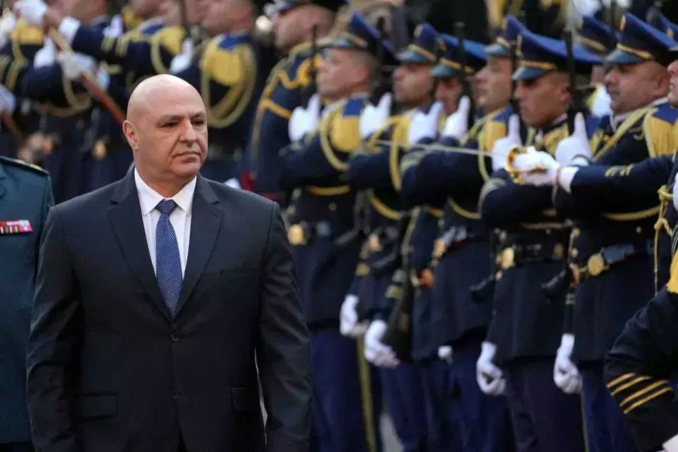 Presiden Lebanon yang baru terpilih Joseph Aoun meninjau barisan kehormatan saat tiba di Parlemen Lebanon untuk diambil sumpah sebagai presiden baru di Beirut, Lebanon, Kamis (9/1/2025). (Foto: AP/ Hussein Malla)
