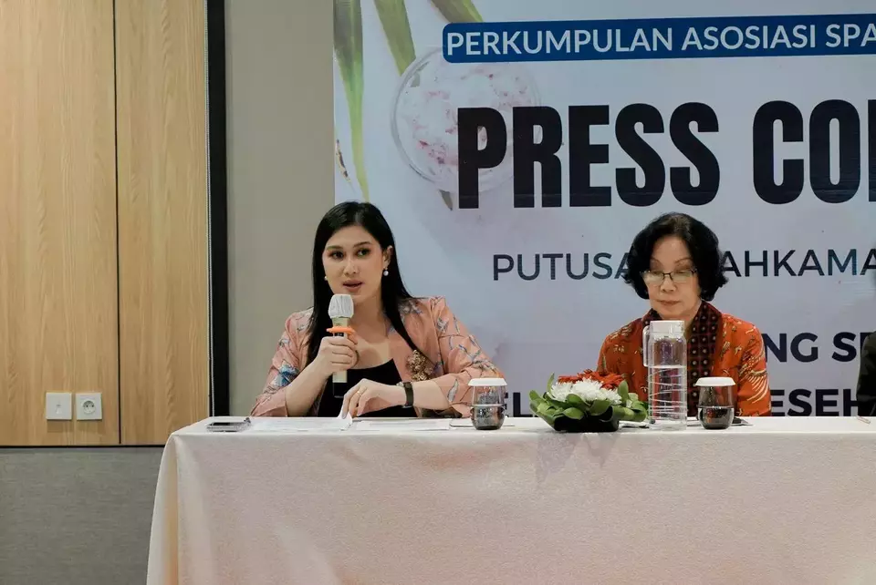 Kiri ke kanan: Direktur PT Mustika Ratu Tbk sekaligus Ketua III Asosiasi Spa Indonesia (ASPI), Kusuma Ida Anjani, dan Ketua Umum Asosiasi Wellness & SPA Indonesia dr Lianywati Batihalim saat jumpa pers di Jakarta, Jumat (10/1/2025).