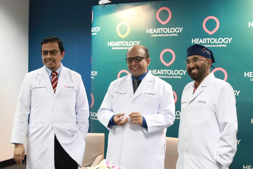 Kiri ke kanan: Ahli jantung aritmia di Heartology Cardiovascular Hospital dr Sunu Budhi Raharjo, SpJP(K), PhD, Dr dr Dicky Armein Hanafy, Sp.JP(K),  dan Direktur Heartology Cardiovascular Hospital Dr dr Faris Basalamah, SpJP(K) memaparkan teknologi PFA (Pulsed Field Ablation) untuk penanganan aritmia fibrilasi atrium di Jakarta.