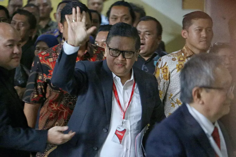Tersangka kasus dugaan suap pergantian antarwaktu (PAW) dan Perintangan penyidikan Hasto Kristiyanto (tengah), saat akan menjalani pemeriksaan oleh KPK di Gedung KPK Merah Putih, Jakarta, Senin (13/1/2025). ( Berita Satu Photo/Joanito De Saojoao).