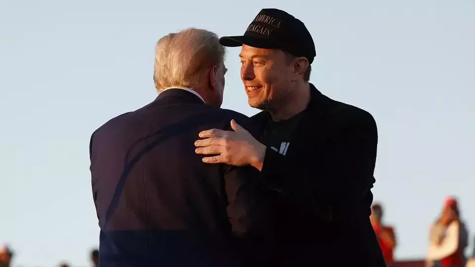 Elon Musk memeluk Donald Trump selama rapat umum kampanye di Butler, Pennsylvania, Amerika Serikat (AS) pada 5 Oktober 2024. (Foto: Anna Moneymaker/ Getty Images)