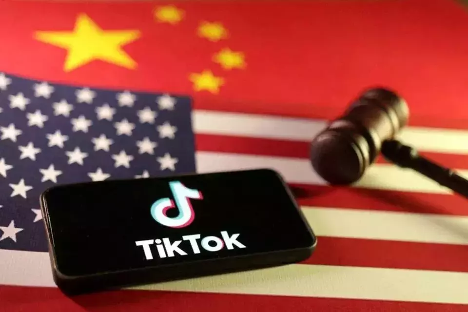 Bendera Amerika Serikat (AS) dan China, logo TikTok, dan palu terlihat dalam ilustrasi yang diambil pada 8 Januari 2025. (Foto: REUTERS/Dado Ruvic/Ilustrasi)