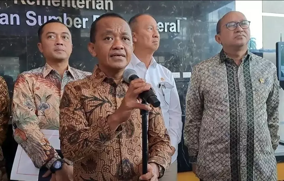 Ketua Satuan Tugas (Satgas) Percepatan Hilirisasi dan Ketahanan Energi dan Menteri ESDM, Bahlil Lahadalia di Kantor Kementerian ESDM, Jakarta, Jumat (17/1/2025). (B-Universe Photo/bambang Ismoyo)