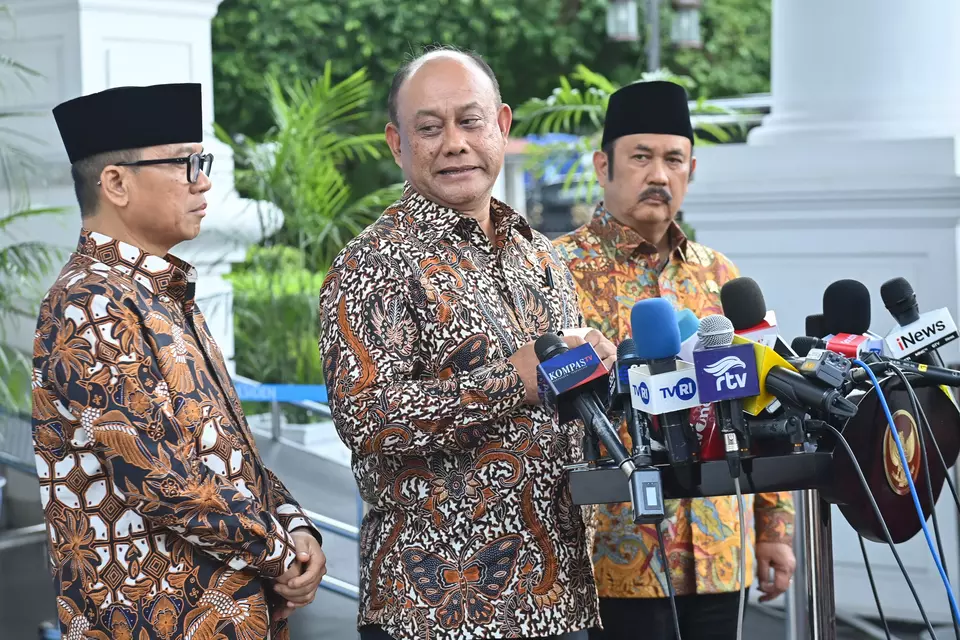 Kepala Badan Gizi Nasional (BGN) Dadan Hindayana (tengah), Menteri Desa dan Pembangunan Daerah Tertinggal Yandri Susanto (kiri) dan Menteri PPN/Kepala Bappenas Rachmat Pambudy (kanan) menyampaikan keterangan kepada wartawan usai rapat terbatas kabinet bersama Presiden Prabowo Subianto di kompleks Istana Kepresidenan, Jakarta, Jumat (17/1/2025). (ANTARA FOTO/Aditya Pradana Putra)