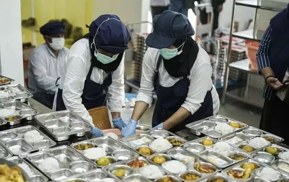 Pekerja menyiapkan makanan bergizi gratis (MBG) di dapur umum Satuan Pelayanan Pemenuhan Gizi (SPPG) wilayah Kodim 0736/ Batang, Kabupaten Batang, Jawa Tengah pada Senin (13/1/2025). (Foto: ANTARA FOTO/Harviyan Perdana Putra/rwa/am)