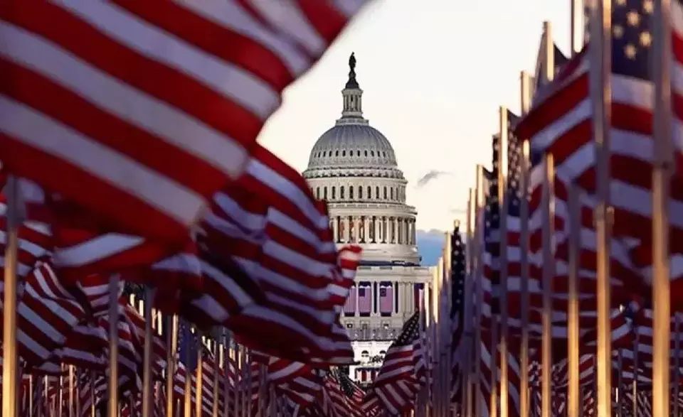 Field of flags terlihat di National Mall di depan gedung Capitol di Washington, Amerika Serikat (20/1/2021). (Foto: ANTARA/REUTERS/Allison Shelley/aa)
