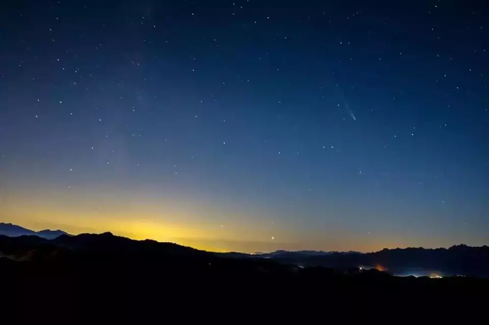 Komet C/2023 A3 (Tsuchinshan-ATLAS) terlihat di langit di atas Tembok Besar bagian Panlongshan di Beijing, ibu kota China pada 19 Oktober 2024. (Foto: ANTARA/Xinhua/Ou Dongqu)