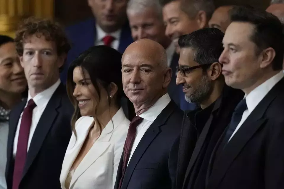 Di antara para tamu pelantikan Presiden Amerika Serikat (AS) Donald Trump terlihat para pemimpin raksasa teknologi (Big Tech) Mark Zuckerberg, Jeff Bezos, Sundar Pichai, dan Elon Musk di Rotunda Gedung DPR AS di Washington pada Senin (20/1/2025). (Foto: AP/Julia Demaree Nikhinson)