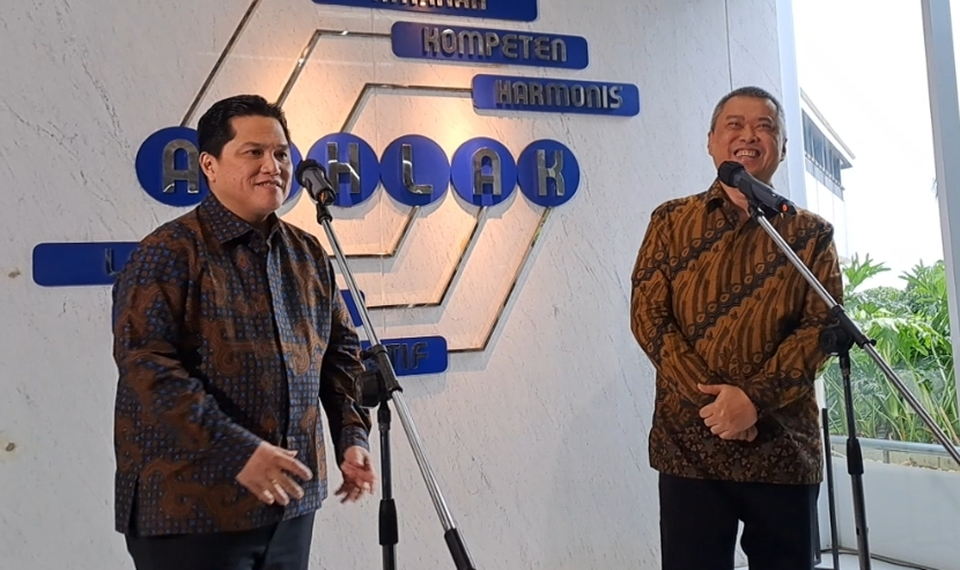 Menteri Perhubungan Dudy Purwagandhi (kanan) dan Menteri Badan Usaha Milik Negara BUMN Erick Thohir (kiri) menyampaikan keterangan pers di Kantor Kementerian BUMN, Jakarta, pada Selasa (21/1/2025). (B-Universe Photo/Bambang Ismoyo)