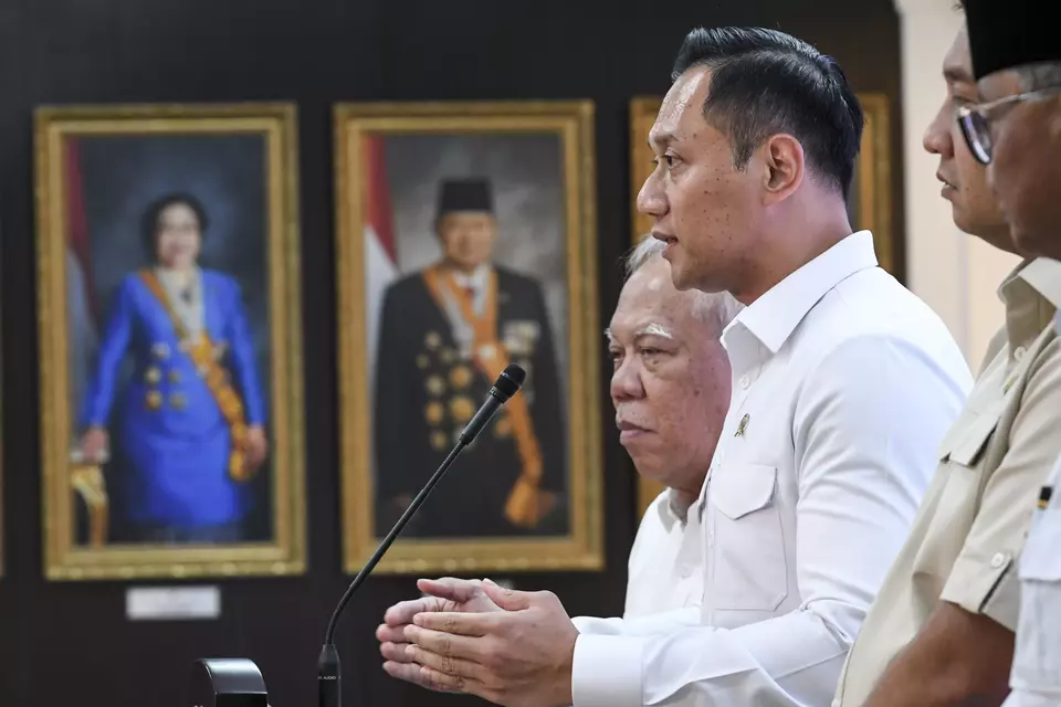 Menko Infrastuktur dan Kewilayahan Agus Harimurti Yudhoyono (kedua kiri) bersama Kepala Otorita Ibu Kota Nusantara (OIKN) Basuki Hadimuljono (kiri) memberikan keterangan pers usai mengikuti rapat terbatas terkait pembangunan IKN yang dipimpin Presiden Prabowo Subianto di Kantor Presiden, Jakarta, Selasa (21/1/2025). (ANTARA FOTO/Hafidz Mubarak A)