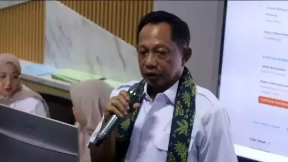 Menteri Dalam Negeri Tito Karnavian saat menyaksikan proses penerbitan  Persetujuan Bangunan gedung (PBG) yang hanya butuh waktu 16 menit, di kantor DPMTSP Kabupaten Subang, Selasa (21/1/2025).