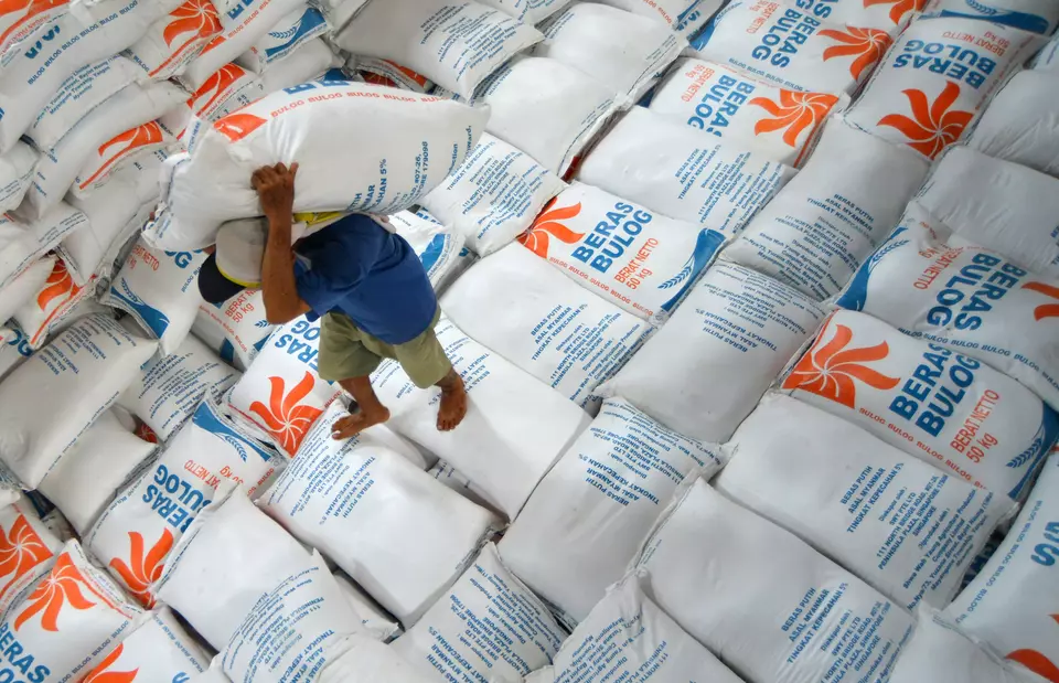 Buruh angkut memindahkan beras di Gudang Bulog Sumatera Barat di Padang, belum lama ini. (ANTARA FOTO/Iggoy el Fitra)