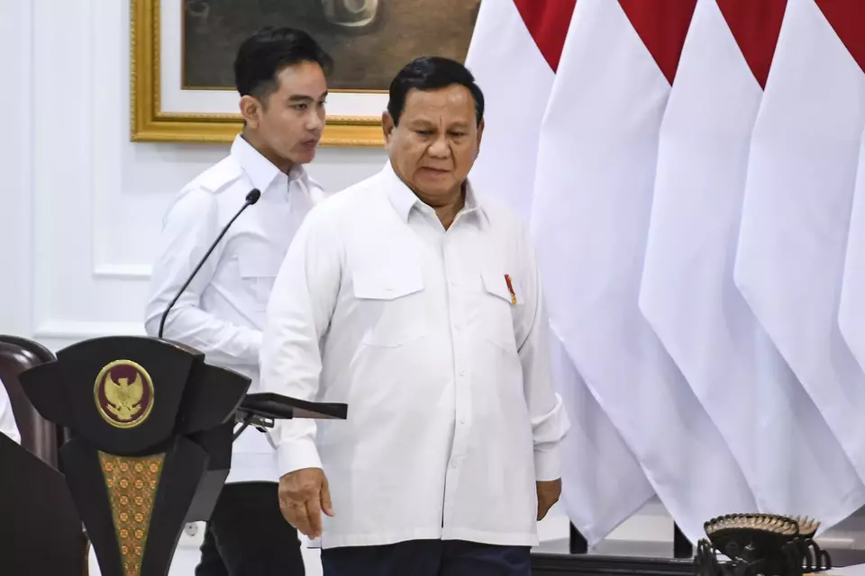 Presiden Prabowo Subianto (kanan) bersama Wakil Presiden Gibran Rakabuming Raka bersiap memimpin sidang kabinet paripurna di Kantor Presiden, Jakarta, Rabu (22/1/2025). (ANTARA FOTO/Hafidz Mubarak A)