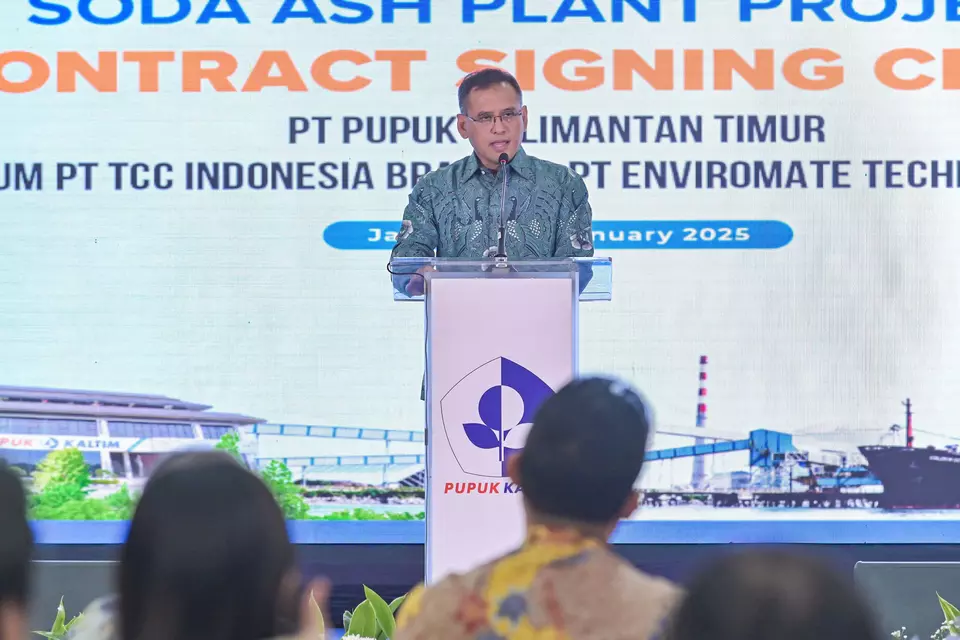 Dalam penandatanganan kontrak Engineering, Procurement and Construction (EPC) antara Pupuk Kaltim dengan PT TCC Indonesia Branch - PT Enviromate Technology International di Jakarta, pada Rabu, 22 Januari 2025, Direktur Utama Pupuk Indonesia Rahmad Pribadi mengungkapkan bahwa pembangunan pabrik soda ash Pupuk Kaltim ini merupakan momen yang sangat luar biasa bagi Pupuk Kaltim dan Pupuk Indonesia. (Foto: Dok Pupuk Indonesia)