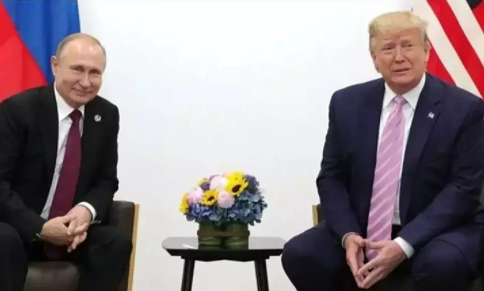 Presiden Rusia Vladimir Putin (kiri) dan Presiden AS Donald Trump bertemu di KTT G-20 di Osaka, Jepang pada 28 Juni 2019. (Foto: ANTARA/Anadolu/py/pri)