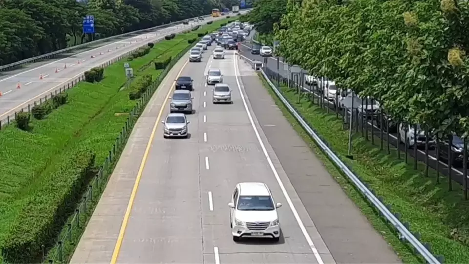 Arus lalu lintas di ruas Tol Cipali mengalami peningkatan, Sabtu (25/1/2025).
