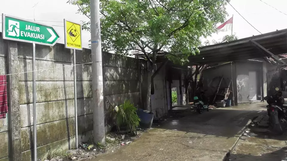 Sejumlah plang bertuliskan peringatan bertebaran di Kampung Cituis Desa Sukawali, Kecamatan Pakuhaji, Kabupaten Tangerang, Banten.