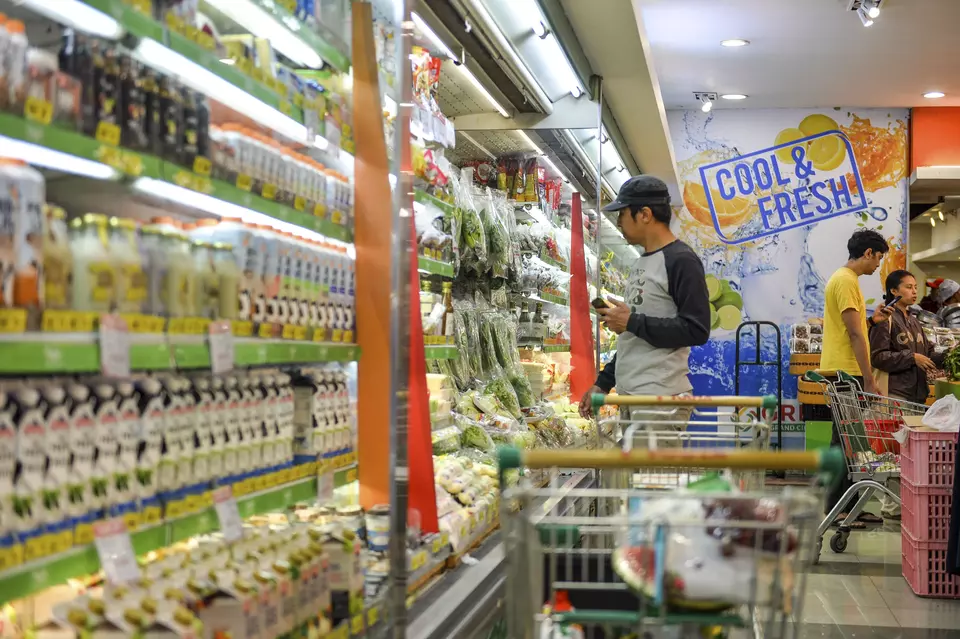 Warga memilih produk saat belanja di salah satu industri ritel di Cinunuk, Kabupaten Bandung, Jawa Barat, Rabu (1/1/2025). (ANTARA FOTO/Raisan Al Farisi)
