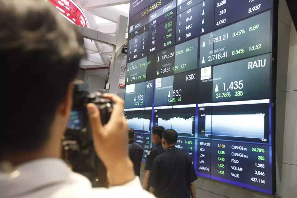 Pengunjung berada di galeri BEI, Jakarta. (Investor Daily/David Gita Roza)