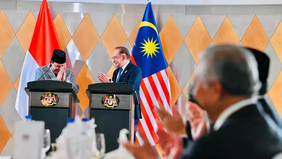 Presiden RI Prabowo Subianto (kiri) melakukan keterangan pers bersama Perdana Menteri Malaysia Anwar Ibrahim (kanan) di Menara Kembar Petronas, Kuala Lumpur, pada Senin (27/1/2025). (BPMI Setpres/Laily Rachev)
