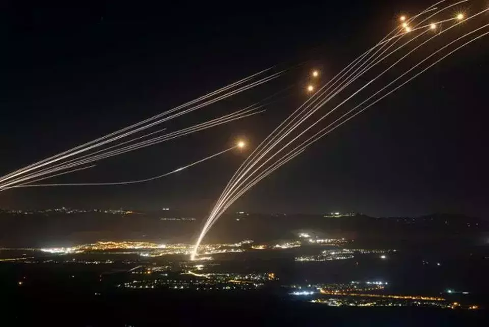Roket yang ditembakkan dari Lebanon selatan dicegat oleh sistem pertahanan udara Iron Dome milik Israel di atas wilayah Upper Galilee, Israel utara pada 4 Agustus 2024 di tengah bentrokan lintas batas yang sedang berlangsung antara pasukan Israel dan pejuang Hizbullah Lebanon. (Foto: AFP)
