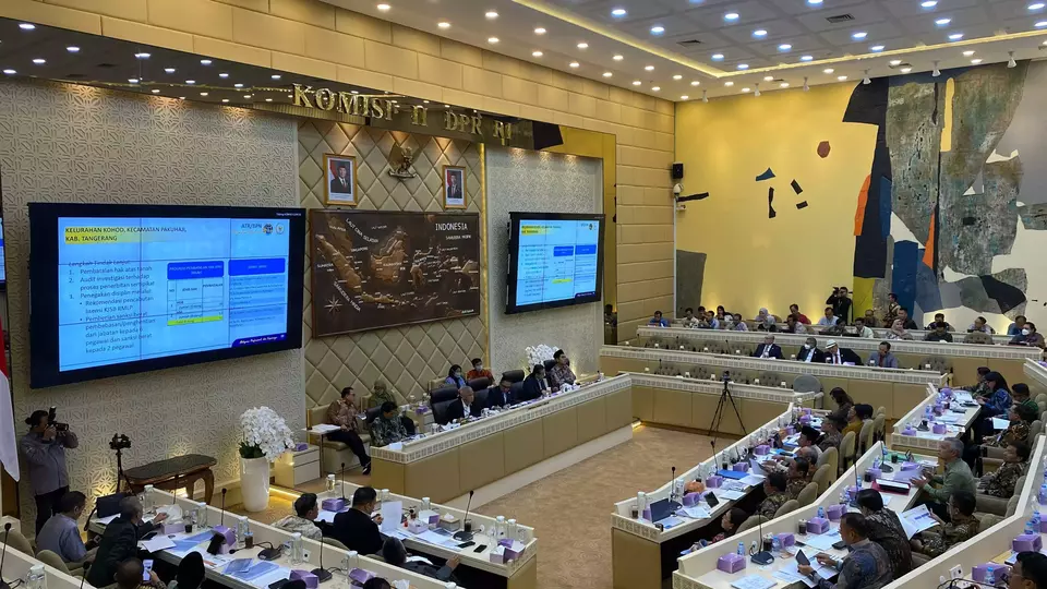 Menteri ATR/BPN Nusron Wahid saat rapat kerja dengan Komisi II DPR, kompleks parlemen, Senayan, Jakarta, Kamis (30/1/2025). (Foto: Yustinus Patris Paat)