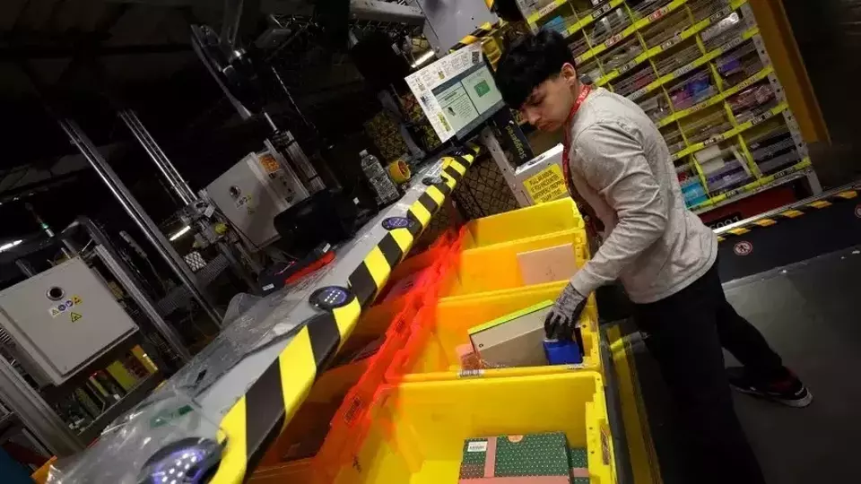 Seorang pekerja memilah produk selama Cyber Monday di pusat pemenuhan Amazon di Robbinsville, New Jersey, Amerika Serikat (AS) pada 27 November 2023. (Foto: Mike Segar/ Reuters)