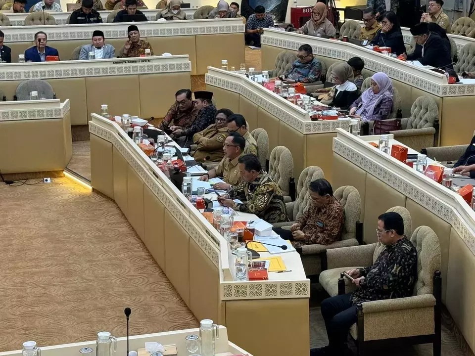 Mendagri Tito Karnavian  saat menghadiri rapat kerja dengan Komisi II DPR di gedung DPR, kompleks parlemen, Senayan, Jakarta, Senin, 3 Februari 2025. (Foto: Yustinus Patris Paat)
