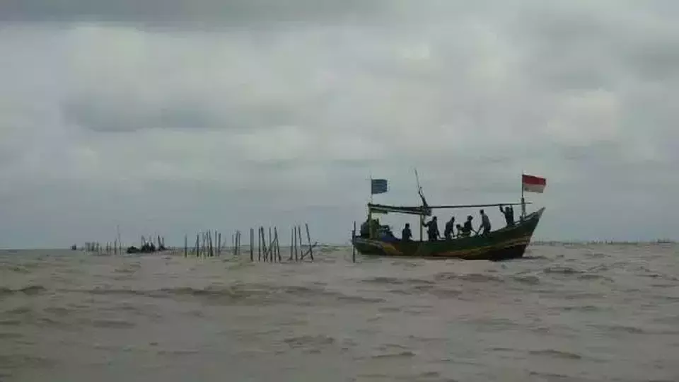 Sejumlah personil TNI AL dan nelayan melanjutkan pembongkaran pagar laut di Tangerang, Selasa (4/2/2025)