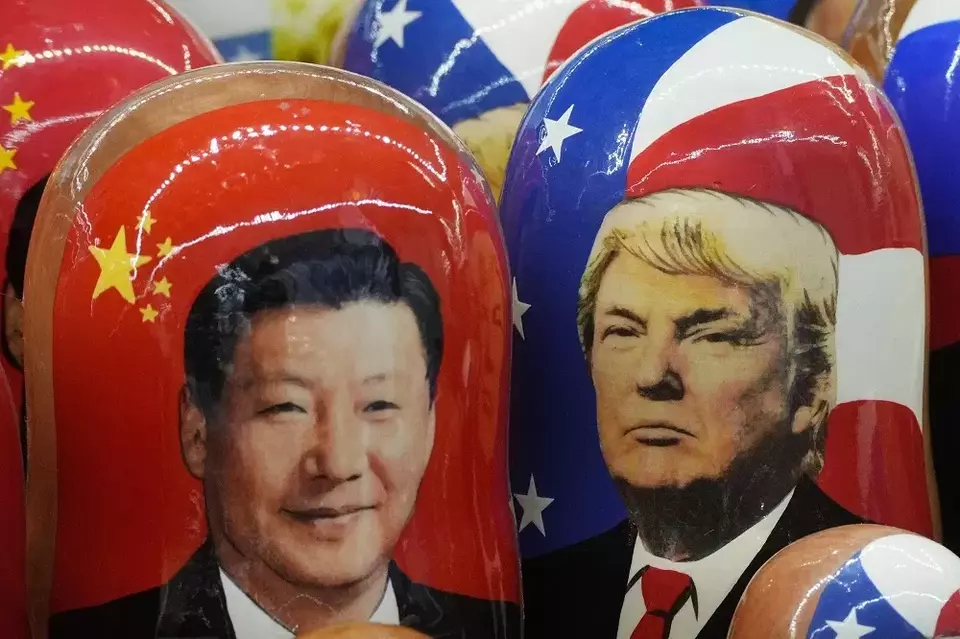 Boneka kayu tradisional Rusia yang disebut Matryoshka yang menggambarkan Presiden China Xi Jinping (kiri) dan Presiden AS Donald Trump dijual di sebuah toko suvenir di St. Petersburg, Rusia pada 21 November 2024. (Foto: AP/Dmitri Lovetsky)