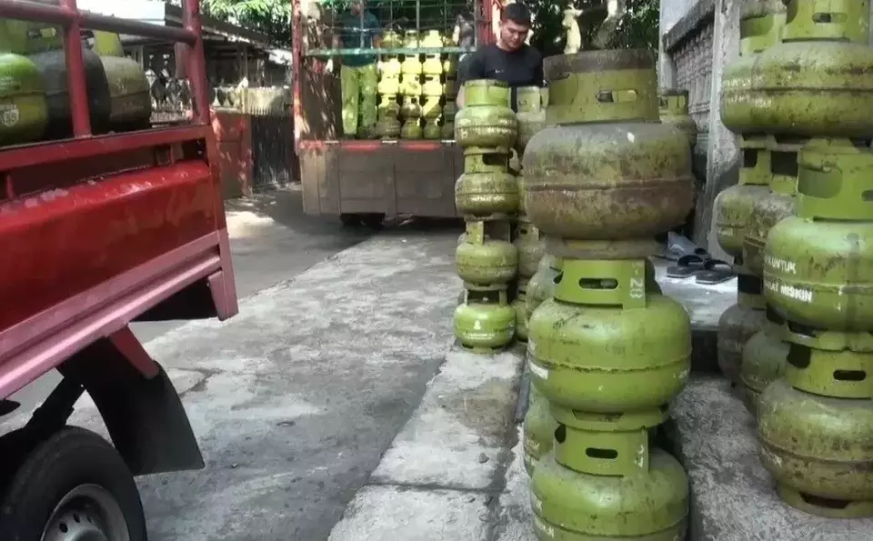 Pelaku usaha sub-pangkalan sedang mengangkut LPG 3 kg dari pangkalan LPG 3 kg di Depok, Jawa Barat, pada Kamis (6/2/2025). (B-Universe Photo/Zikrullah Shubhy)